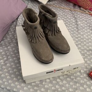 NIB Minnetonka Gray double fringe side zip moccasins size 6